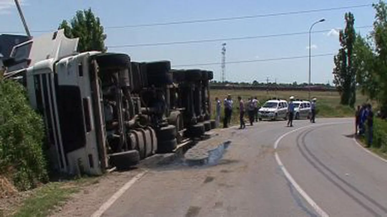 Un TIR s-a răsturnat pe DN 6: Circulația în zonă este oprită