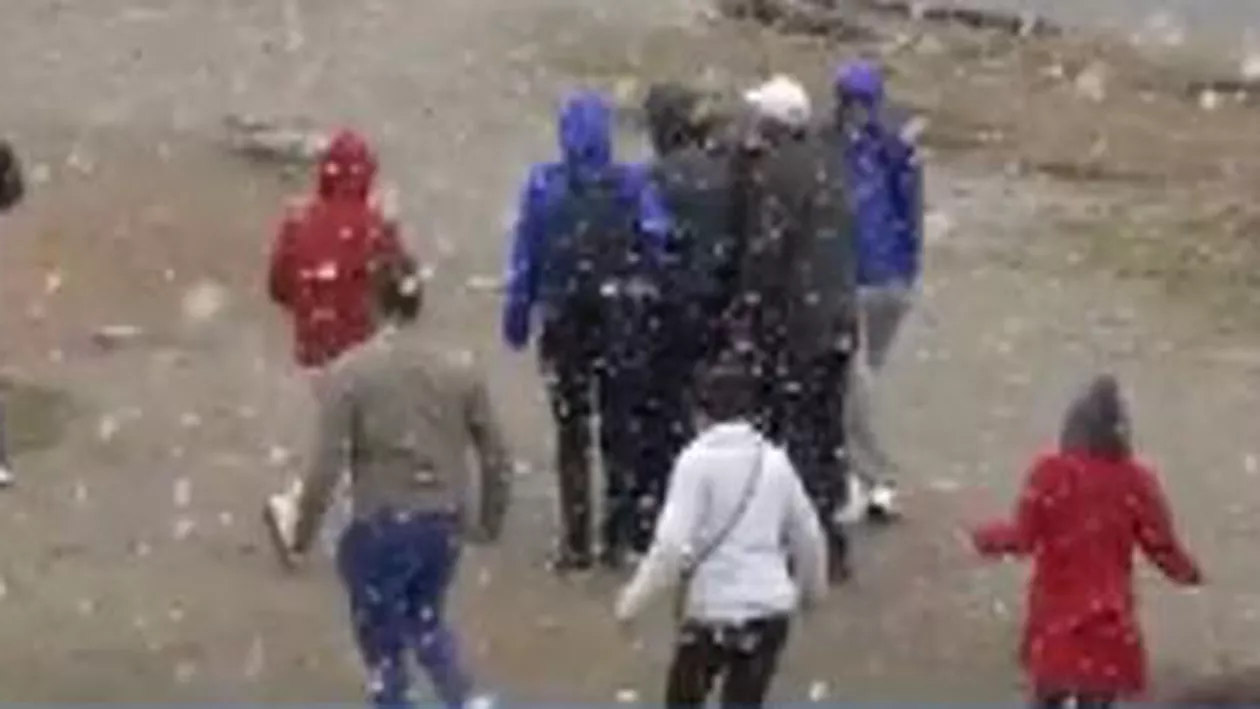 Mai mulți turiști au rămas blocați pe muntele Făgăraș din cauza zăpezii (VIDEO)