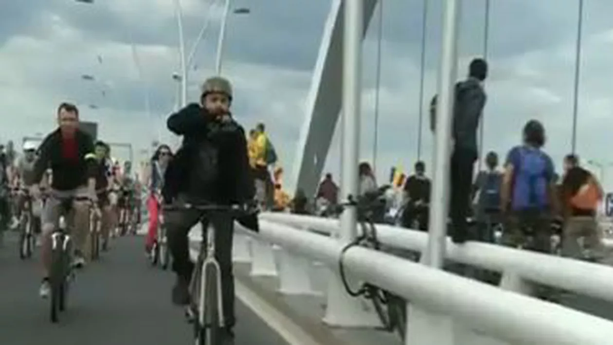 Aproximativ 5.000 de bicicliști protestează în București cerând demisia primarului Sorin Oprescu (VIDEO)