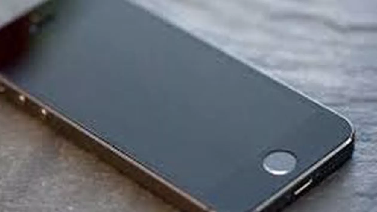 Record de vânzări pentru Apple, în primele trei zile de la lansarea telefoanelor iPhone 5S și iPhone 5C