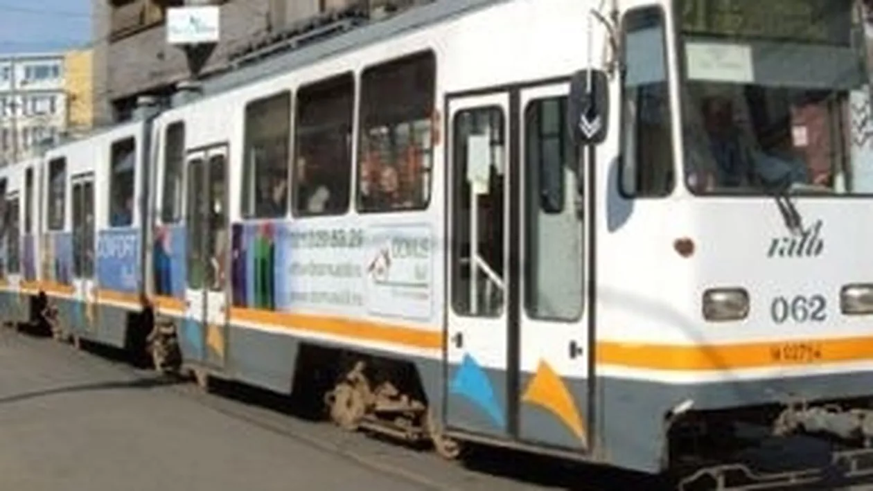 Incident regretabil într-un tramvai din București: Un vatman a scuipat și jignit o călătoare (VIDEO)