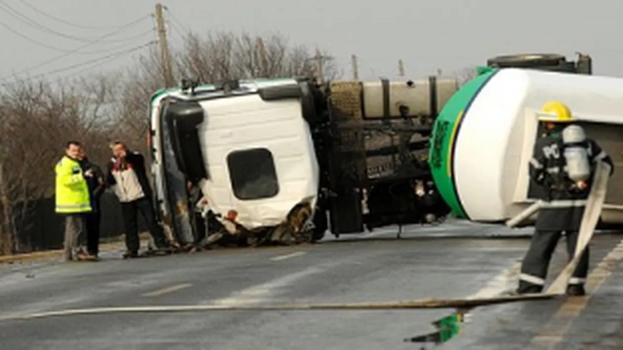 O cisternă cu combustibil s-a răsturnat în Sălaj: Șoferul a fost rănit