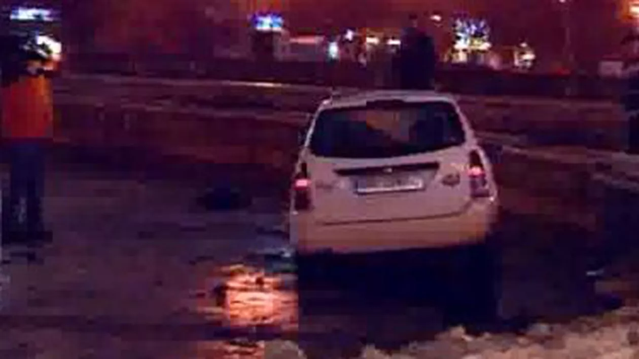 București: Un șofer s-a răsturnat cu mașina în fântâna de la Piața Constituției