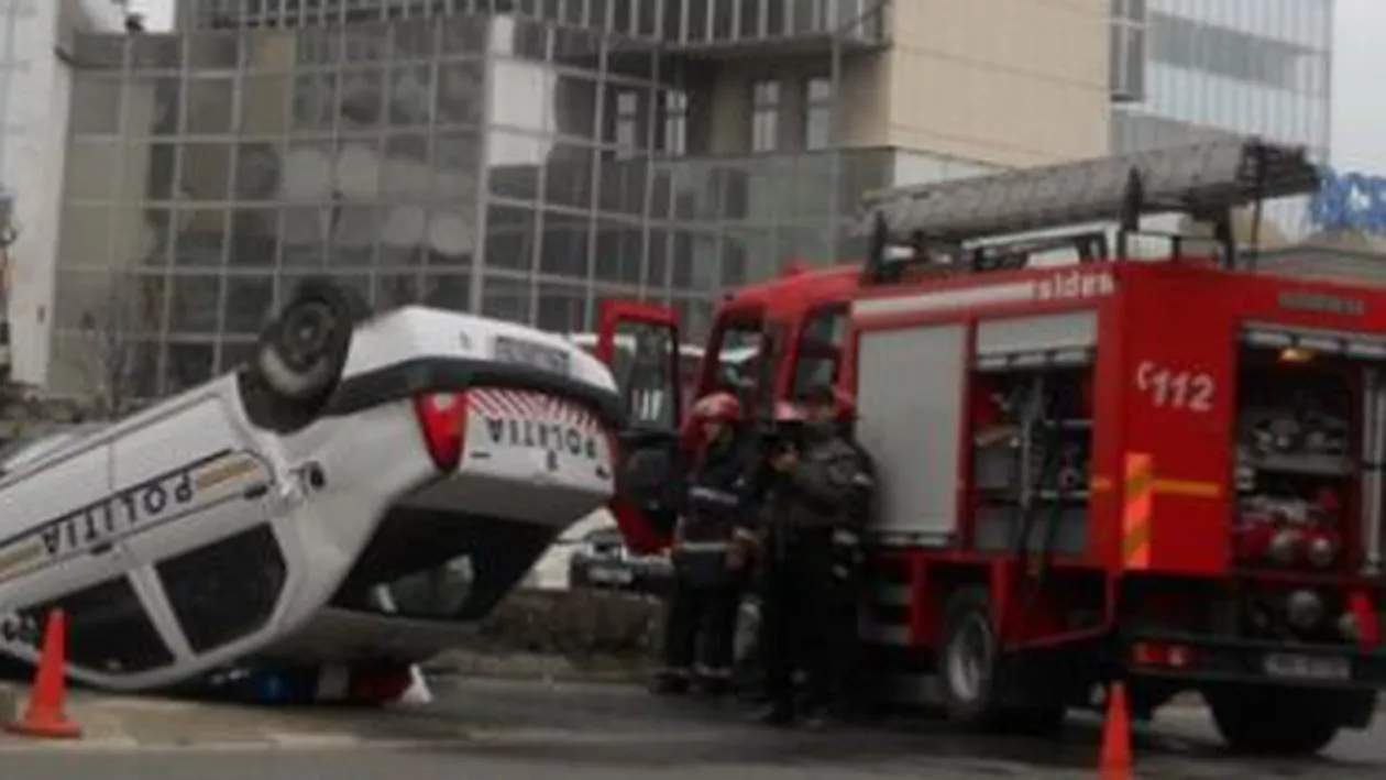 Mehedinți: Polițist, reținut după ce s-a urcat beat la volan și s-a răsturnat cu mașina de serviciu