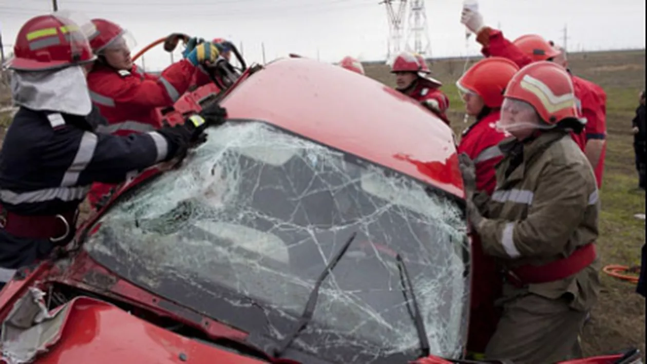 Prahova: O maşină s-a izbit de un TIR pe DN1. Trei persoane au murit pe loc