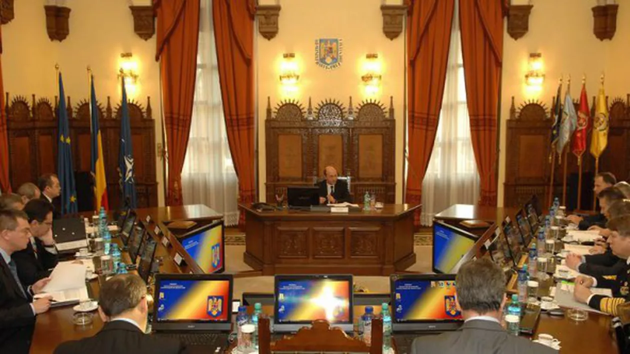 Președintele Băsescu și premierul Ponta participă marți la ședința CSAT