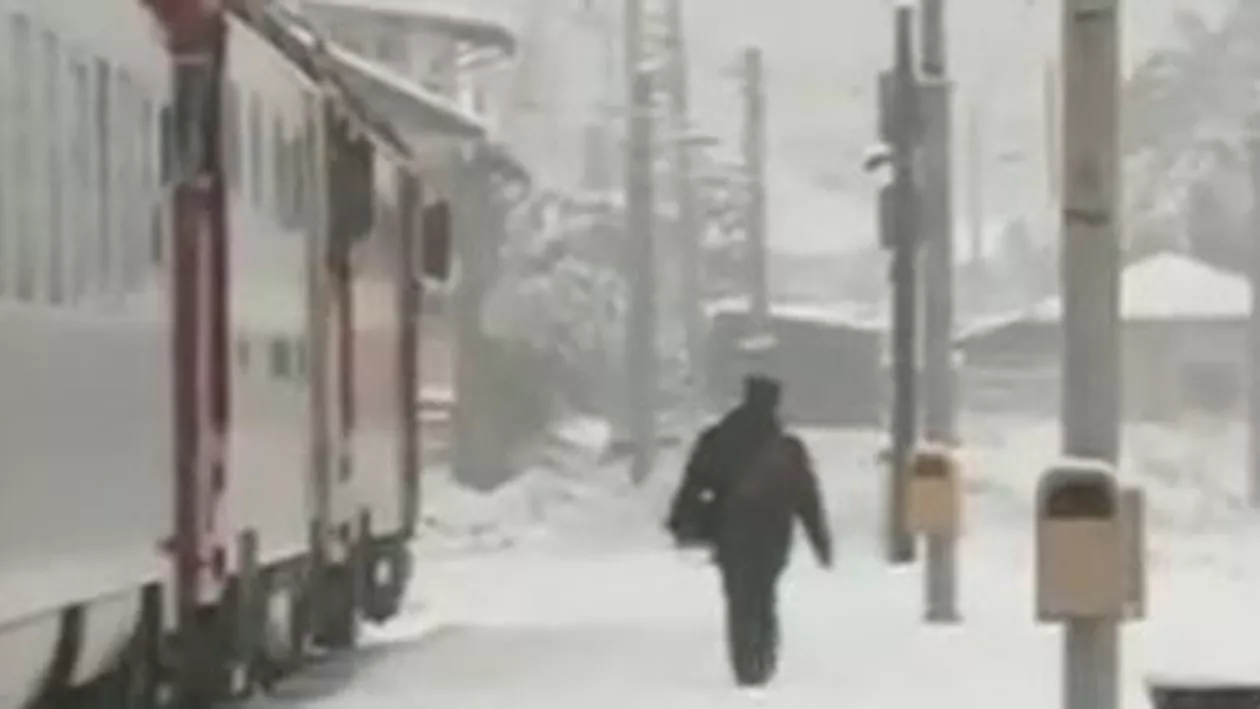 Întârzieri de sute de minute pentru trenuri, după prima ninsoare (VIDEO)