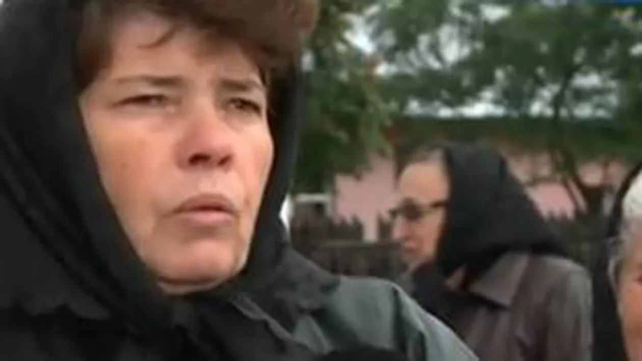 Galaţi: Sute de oameni din localitatea Izvoarele au participat la slujba de la biserică pentru încetarea cutremurelor