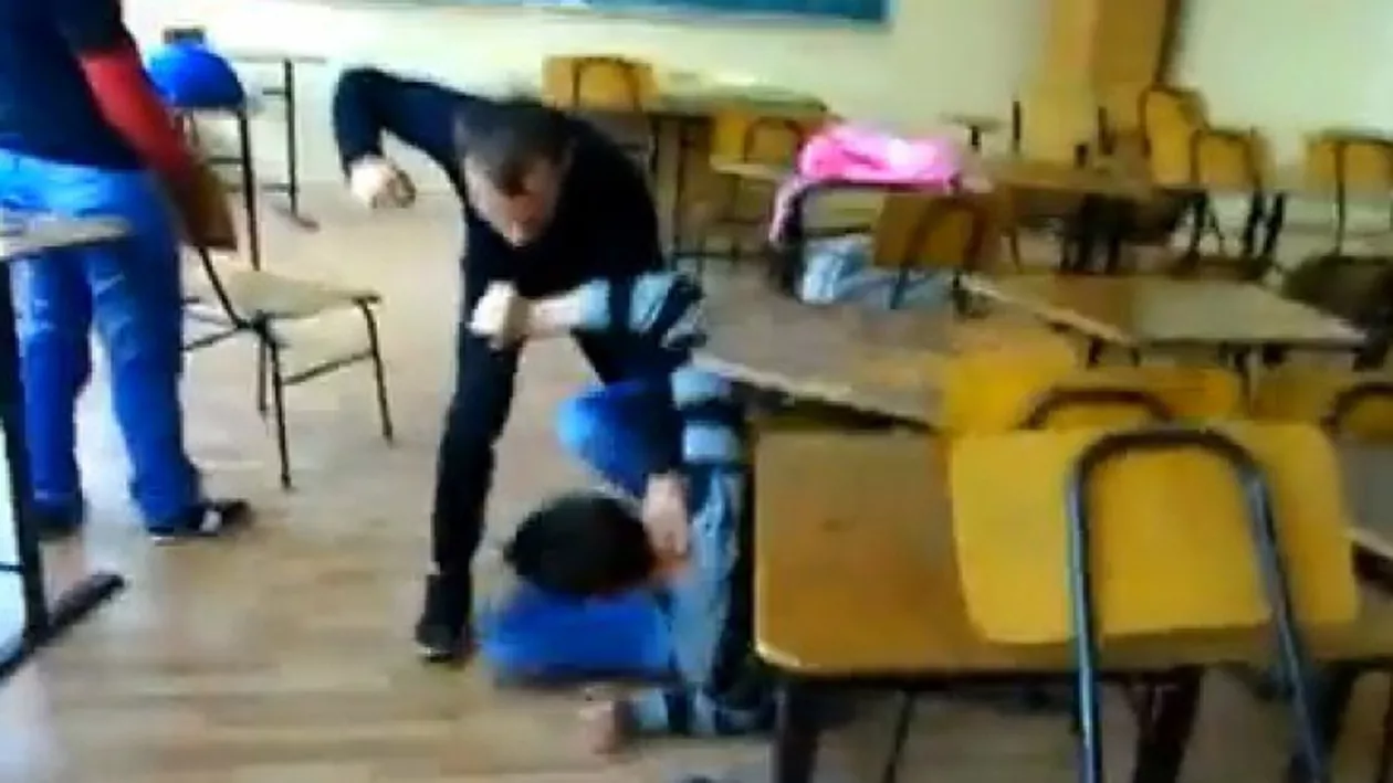 Anchetă la o şcoală din Gorj: Un profesor le dă indicaţii cum să se lovească unor elevi care se băteau în clasă (VIDEO)