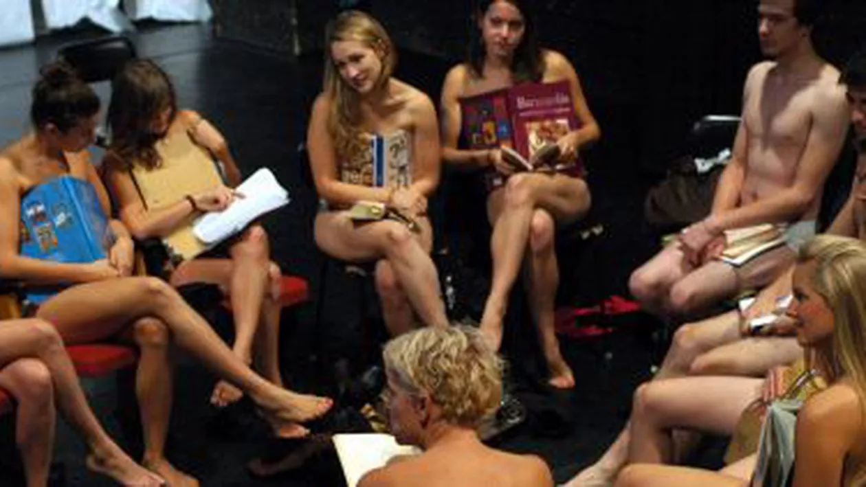 Protest nud la o universitate din Ungaria: Mai multe studente au mers goale la cursuri, nemulțumite de noul cod vestimentar