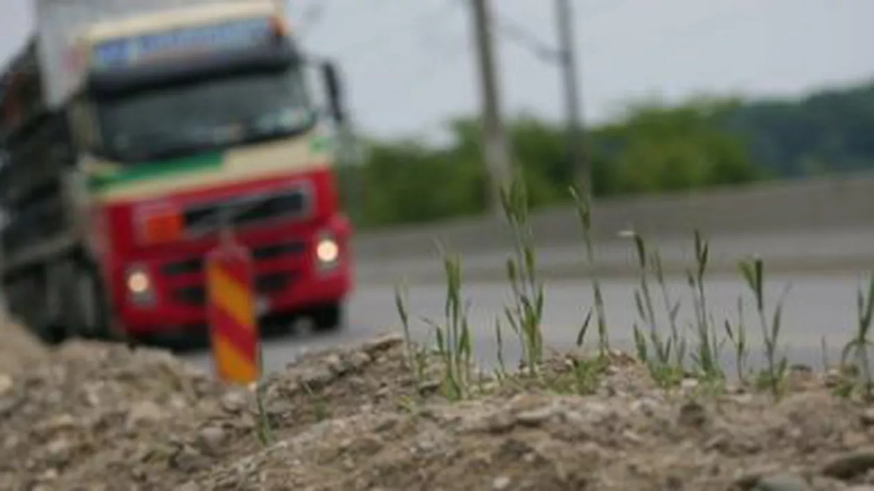 Alunecări de teren în Mehedinți: Circulația autovehiculelor cu masă de peste 7,5 tone, restricționată