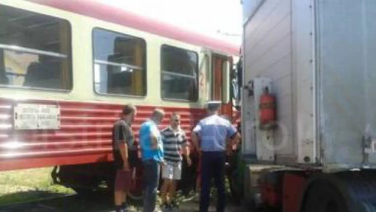 Un TIR încărcat cu mozaic a fost lovit de un tren Regio de pe ruta Ineu-Brad