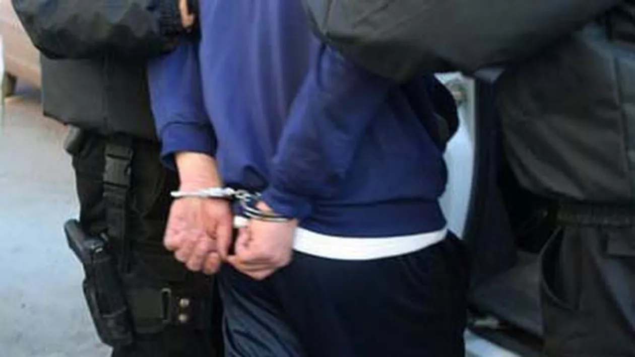 Iaşi: Doi poliţişti, demişi după ce au întreţinut raporturi sexuale cu victimele traficului de minori. Aceştia erau în legătură cu reţeaua