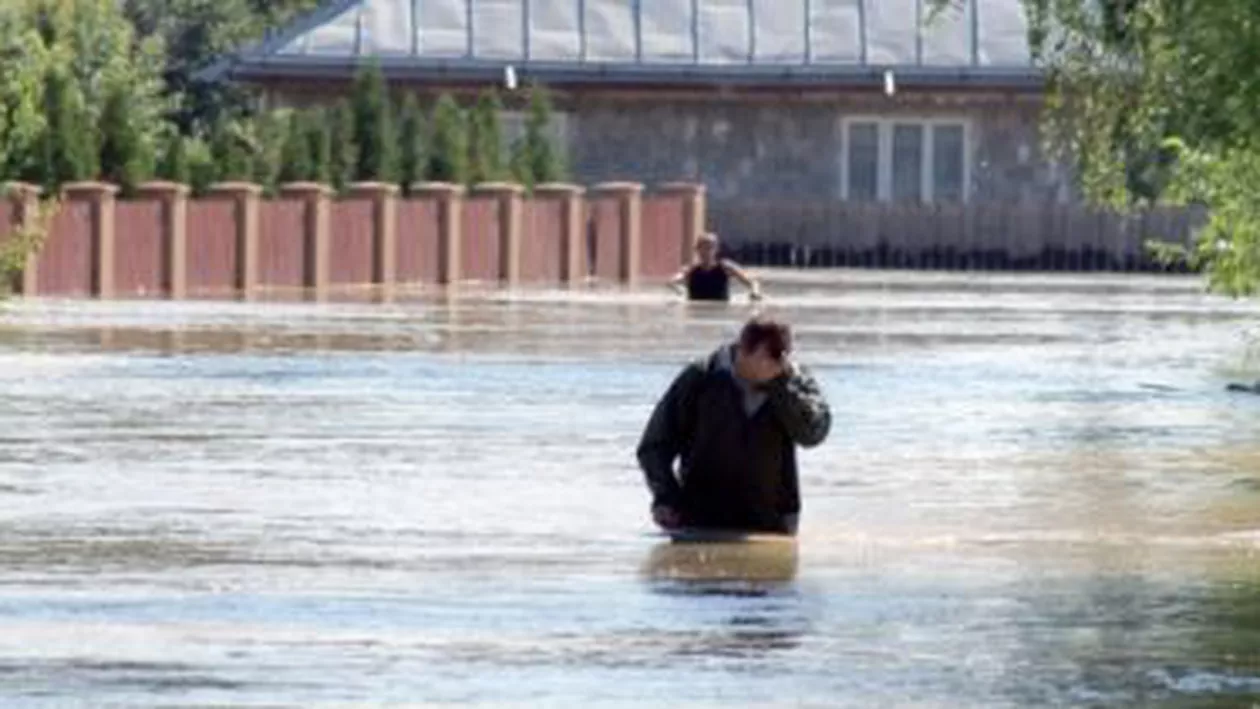 Inundații în județul Argeș: Apa pe străzi, până la doi metri (VIDEO)