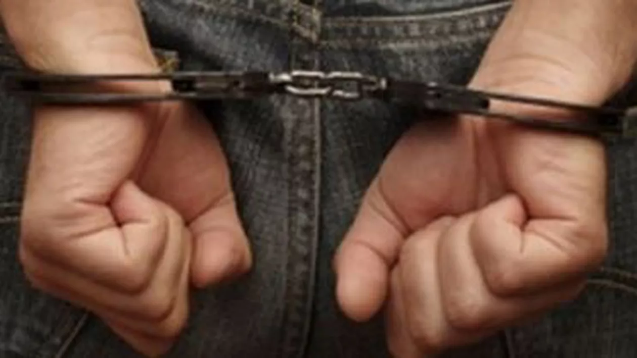 Un bărbat a fost reținut, fiind suspectat de înșelăciuni prin anunțuri fictive pe internet