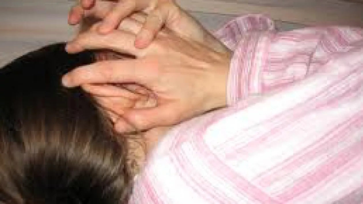 Vaslui: Un bărbat de 44 de ani şi-a legat mama de mâini şi de picioare, i-a pus scotch la gură, după care a violat-o