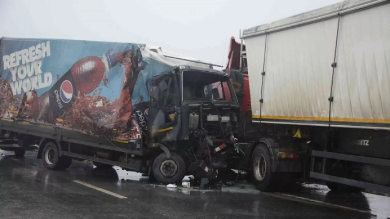 Braşov: Un mort şi doi răniţi, după ce un TIR şi un camion s-au ciocnit, apoi au luat foc