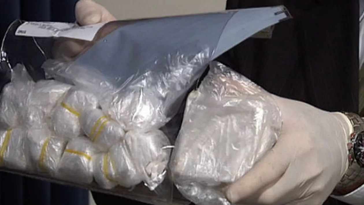 București: Un bărbat a fost prins în flagrant în timp ce vindea 2,5 kilograme de heroină