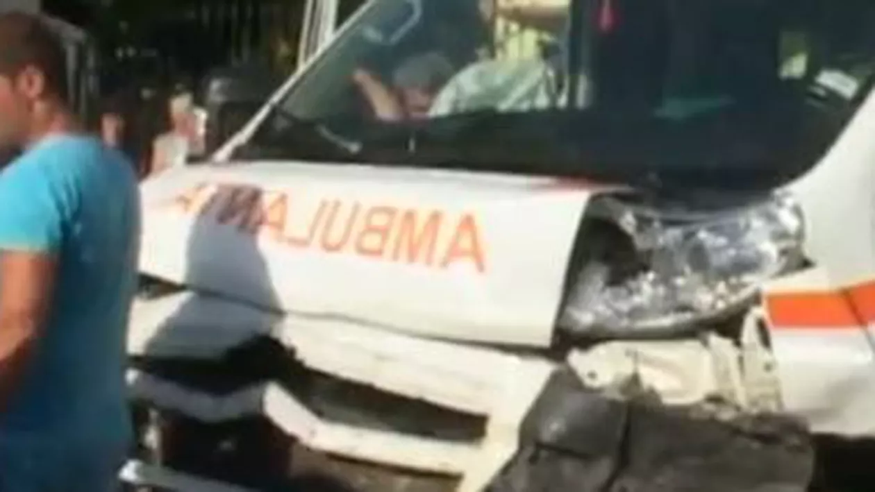 Accident cu ambulanță în Pitești: Două persoane au murit, iar alte șase au fost rănite (VIDEO)