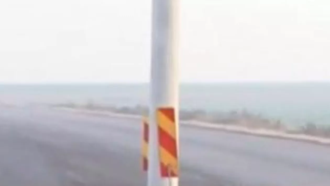 România, țara tuturor posibilităților: CNADNR a uitat un stâlp fix pe mijlocul drumului, la Craiova (VIDEO)