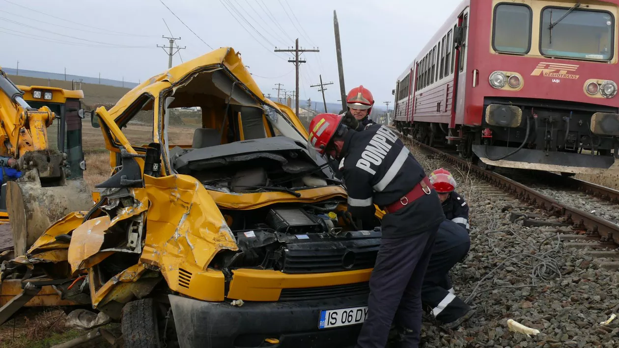 Suceava: O maşină a fost lovită de tren, după ce a rămas blocată pe calea ferată