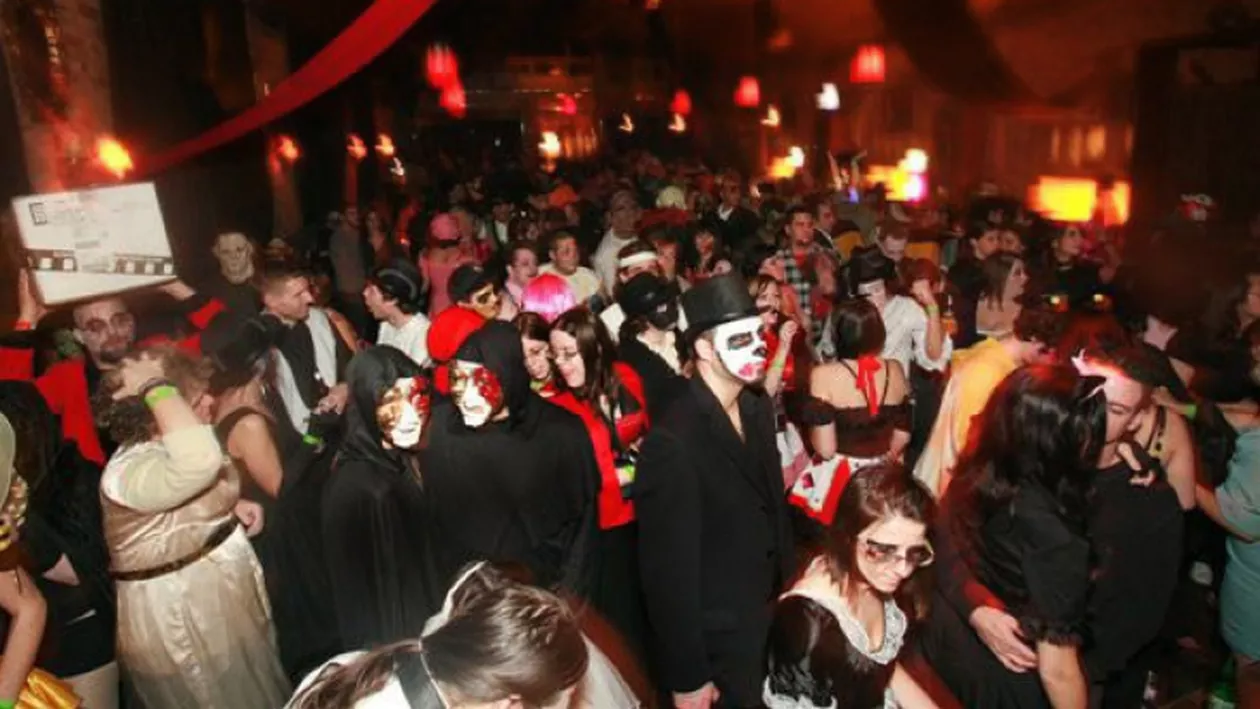 Petrecerile de Halloween, desprinse din poveştile de groază în tot Centrul Vechi al Capitalei (VIDEO)
