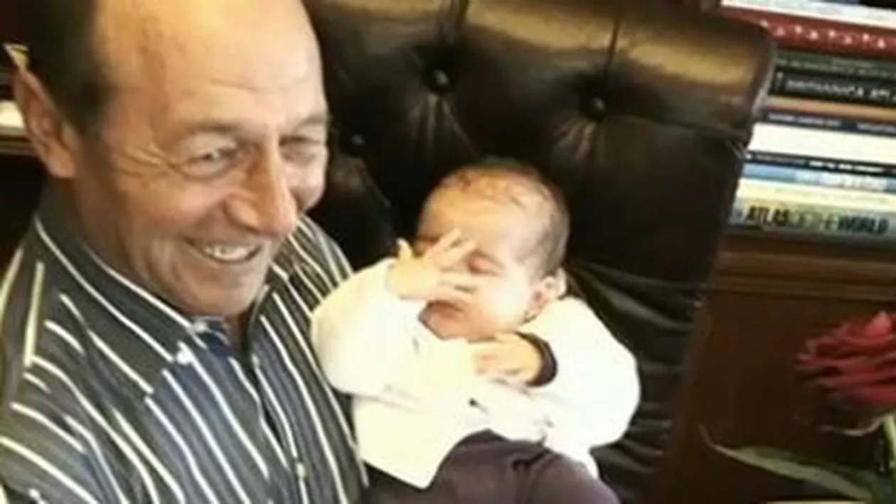 Traian Băsescu aniversează 62 de ani: Liderii politici i-au făcut urări și i-au trimis flori