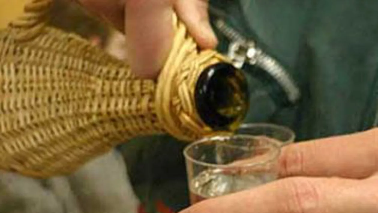 Vaslui: Doi copii, de 8 și 14 ani, în comă alcoolică la spital după ce au băut țuică