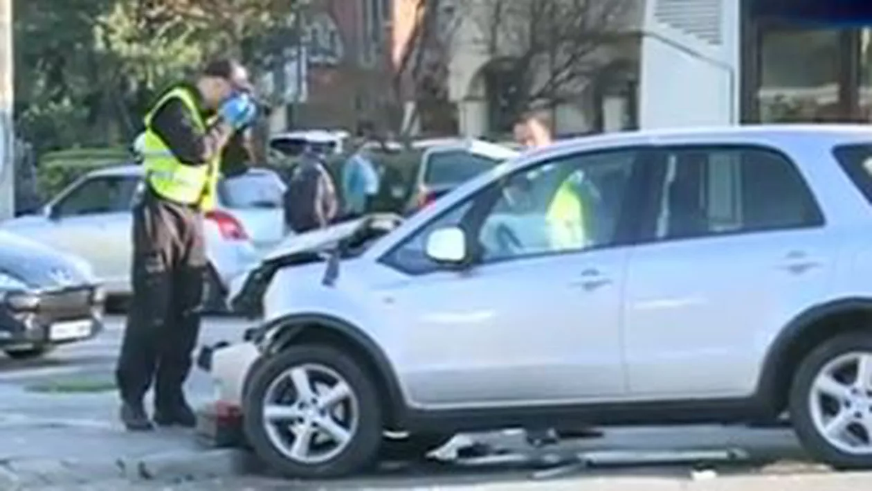 Doi șoferi au fost răniți în urma unui accident rutier în zona Pieței Victoriei