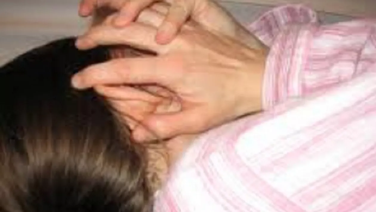 Brașov: O tânără de 21 de ani a fost violată de iubitul ei, împreună cu alți trei prieteni ai acestuia