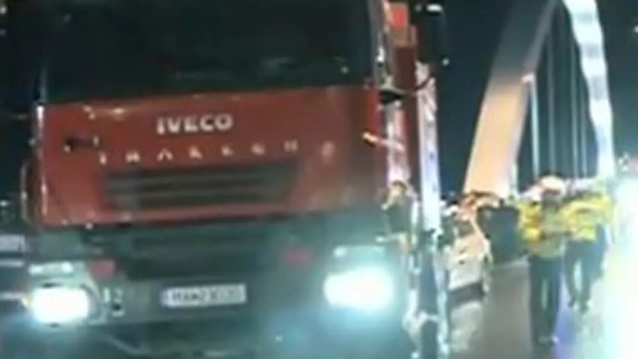 Carambol pe podul Basarab din București: Cinci autoturisme s-au ciocnit, iar patru persoane au fost rănite