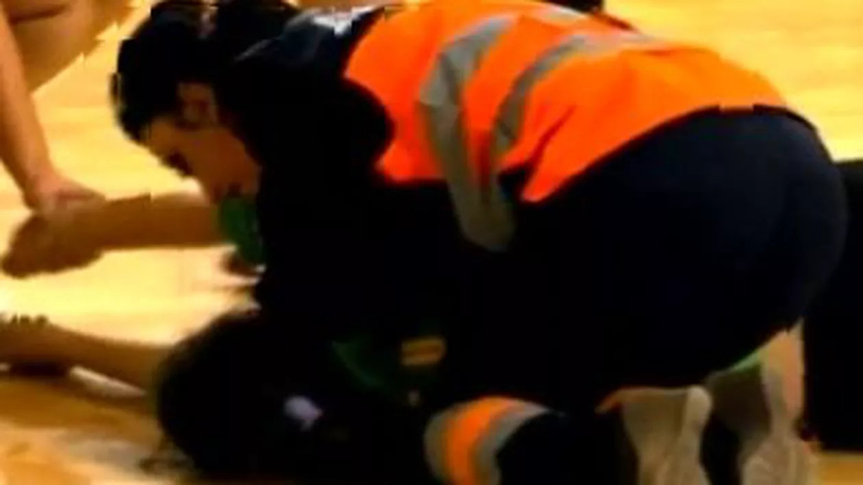 O handbalistă de la CSM Dunărea Giurgiu a leșinat pe teren în timpul unui meci (VIDEO)