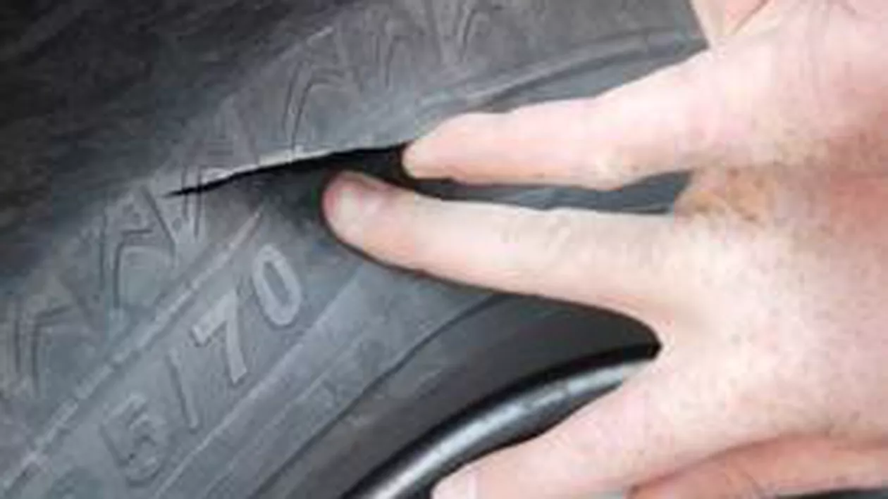 Călăraşi: 20 de maşini dintr-o parcare, găsite cu cauciucurile tăiate