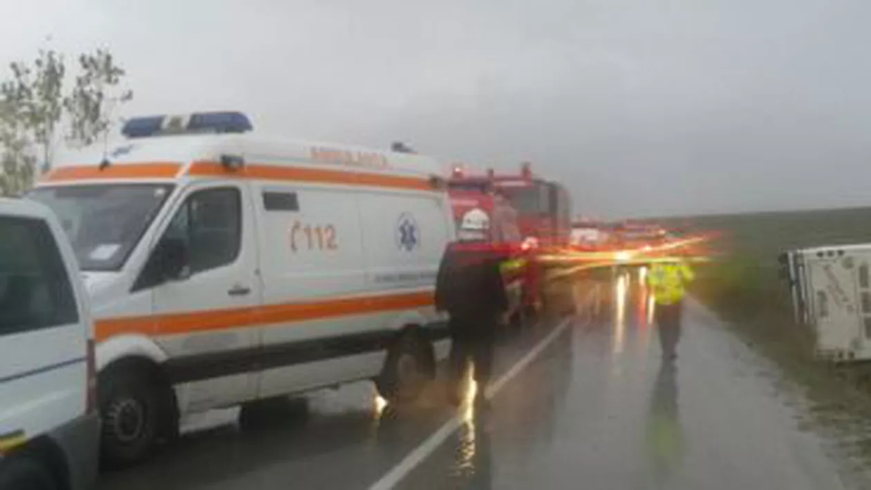 Timiș: 18 răniți, după ce un autobuz care transporta muncitori la o fabrică s-a răsturnat într-un șanț