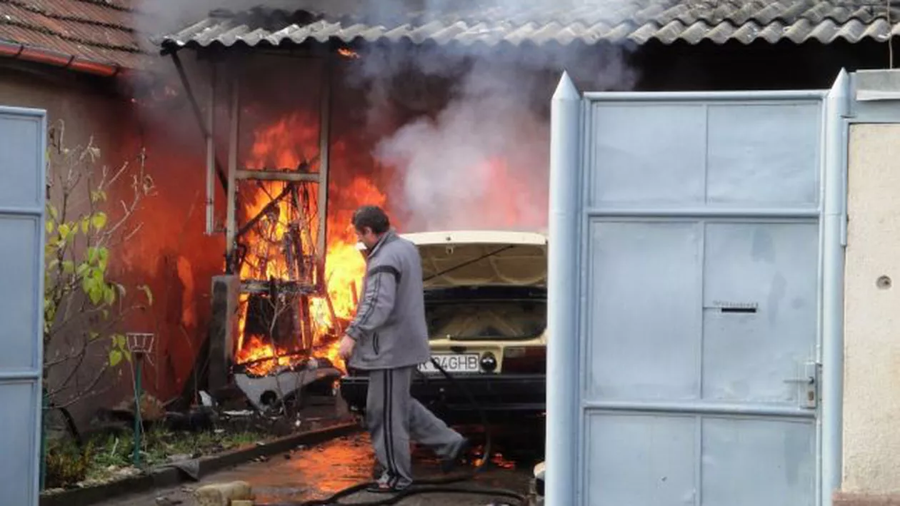 Argeș: Un avion ultrauşor şi un autoturism, distruse în urma unui incendiu la un garaj