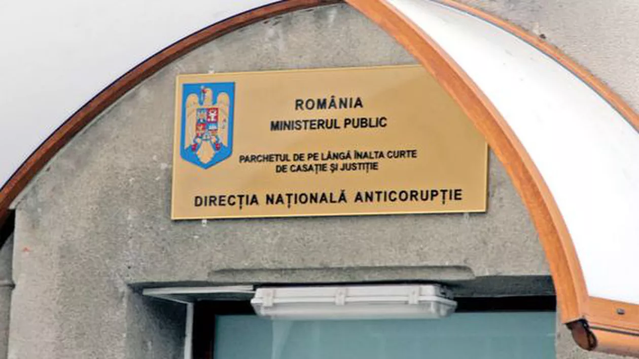 Procurorul de la Parchetul Judecătoriei Caracal prins luând mită 6.000 de euro, suspendat din funcţie