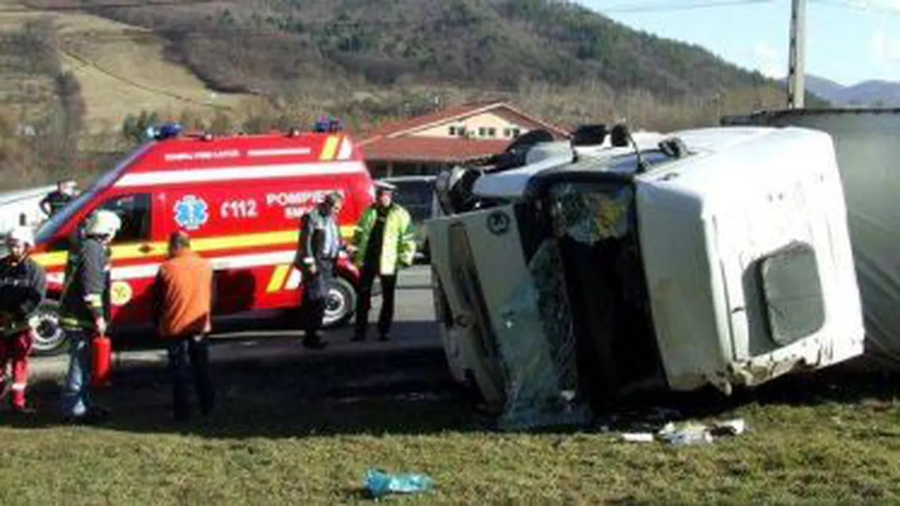 Camionul care transporta arhiva Inspectoratului de Poliție Vâlcea, răsturnat pe DN7, după ce un cauciuc a explodat