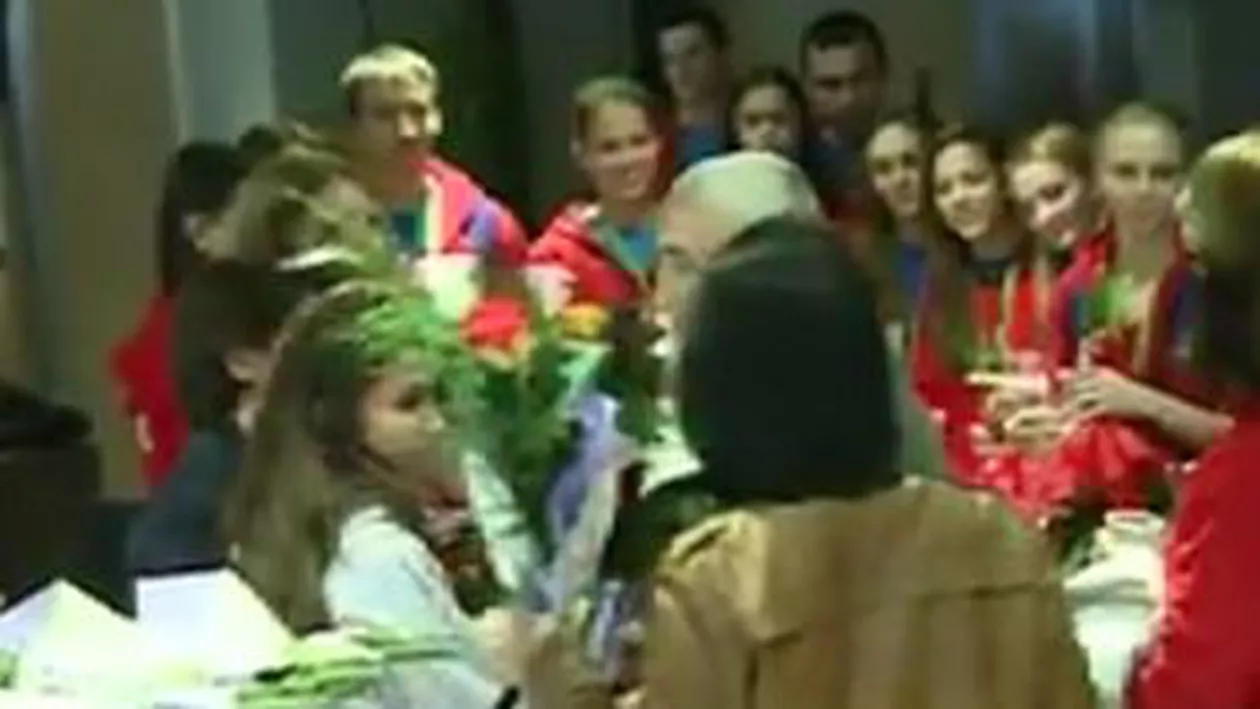 Gimnaștii români, întâmpinați la aeroport cu flori: Au obținut 11 medalii la Campionatul Mondial de Gimnastică Aerobică din Franţa (VIDEO)