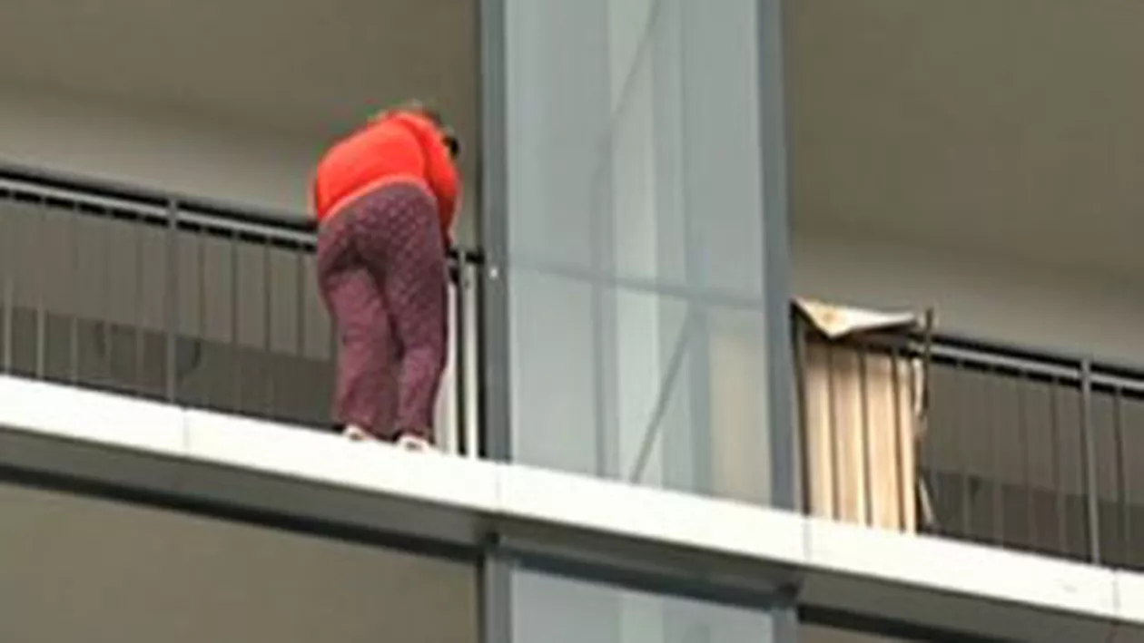 Imagini şocante în Bucureşti: O femeie ameninţă că se aruncă de la balcon şi se plimbă între etajele blocului (VIDEO)