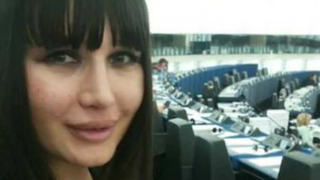 Elena Băsescu a revenit în Parlamentul European, cu fiica sa în brațe (FOTO)