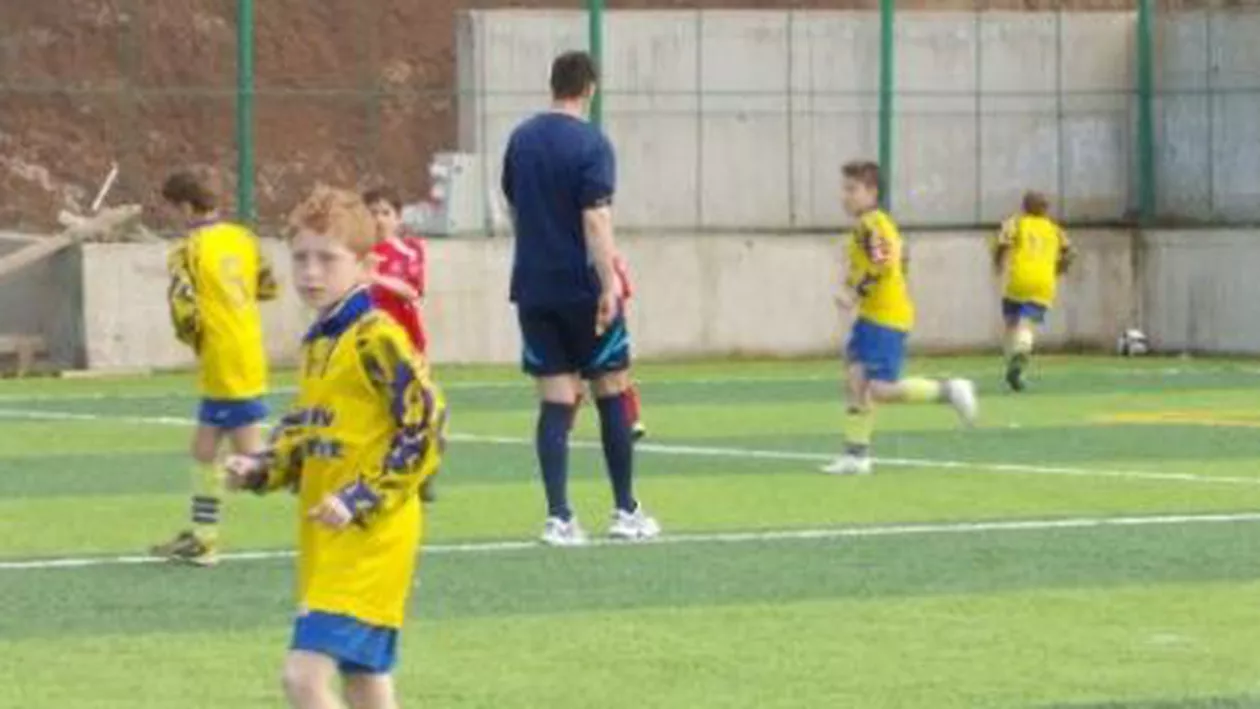 Bistriţa: Antrenor de fotbal care a făcut gesturi obscene în faţa a zece copii, reţinut de poliţişti