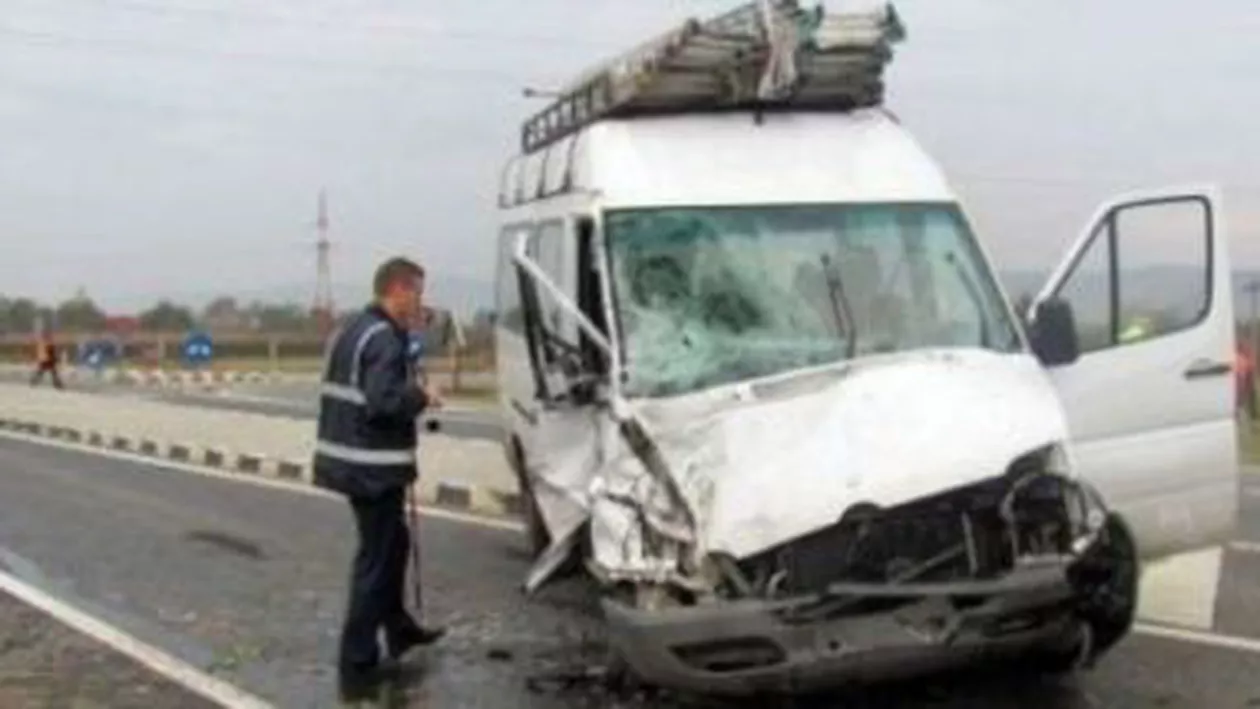 Microbuz răsturnat în Buzău: Cinci persoane au fost rănite