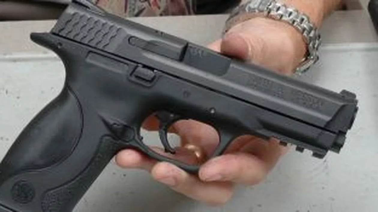 Pistolul directorului unei companii din Braşov, furat de hoţi