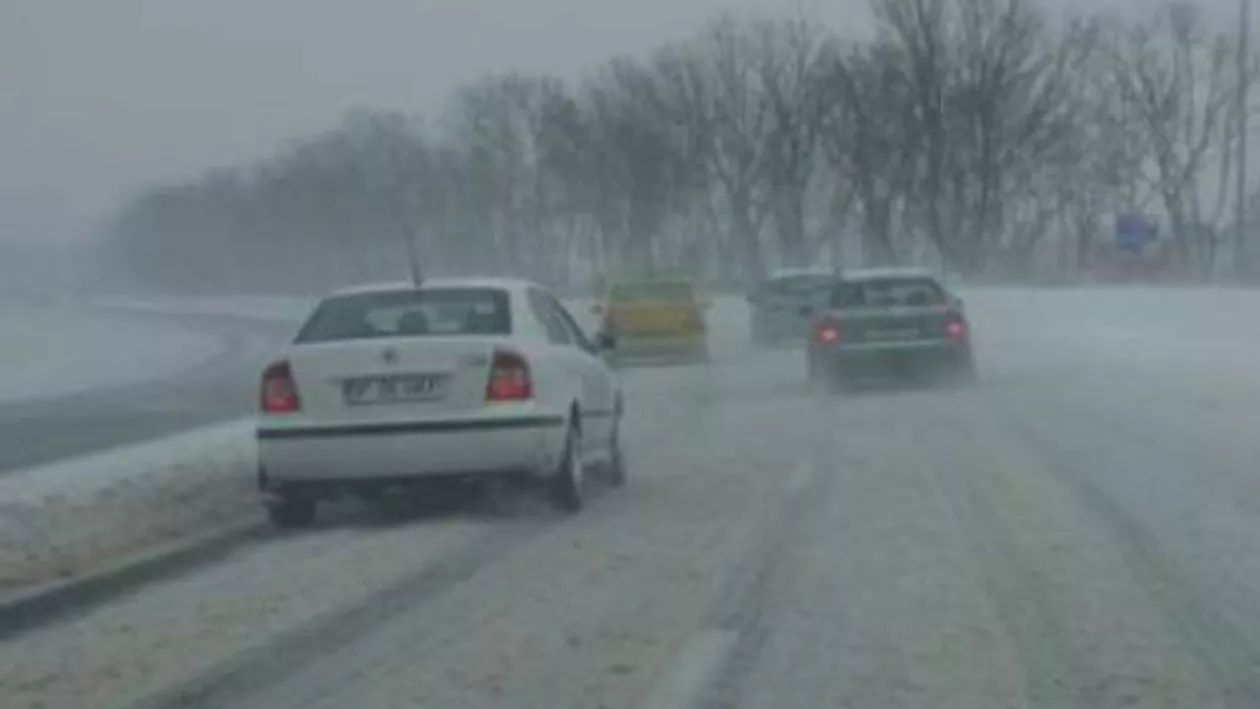 Circulaţie îngreunată pe drumuri naţionale din 5 judeţe, din cauza zăpezii