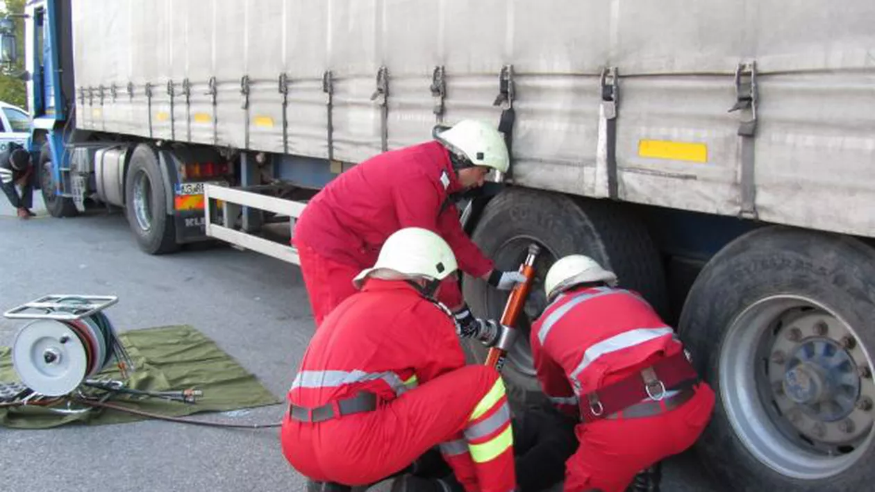 Cluj: Un bărbat a murit după ce a fost lovit de o maşină condusă de un şofer băut, într-o parcare