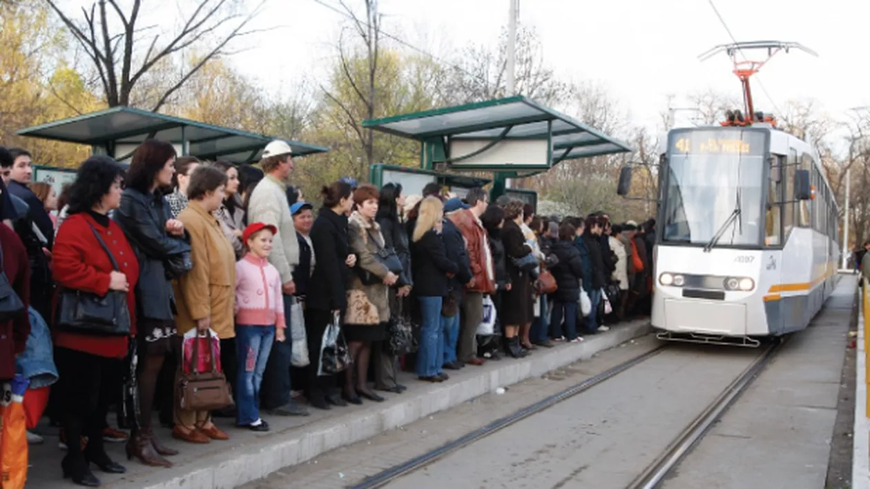 Tramvaie pline pe linia 41: Bucureştenii s-au bătut în staţii pentru a urca să meargă la paradă