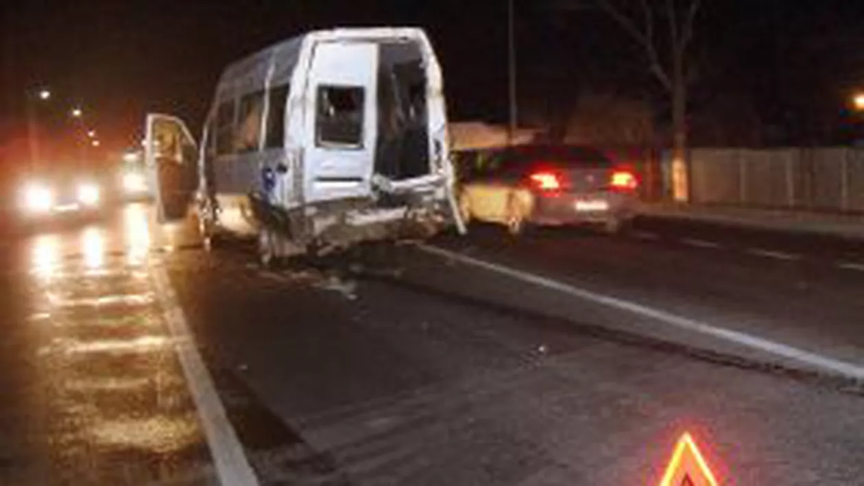 Vaslui: Doi morți și patru răniți, după ce un microbuz a intrat într-un cap de pod