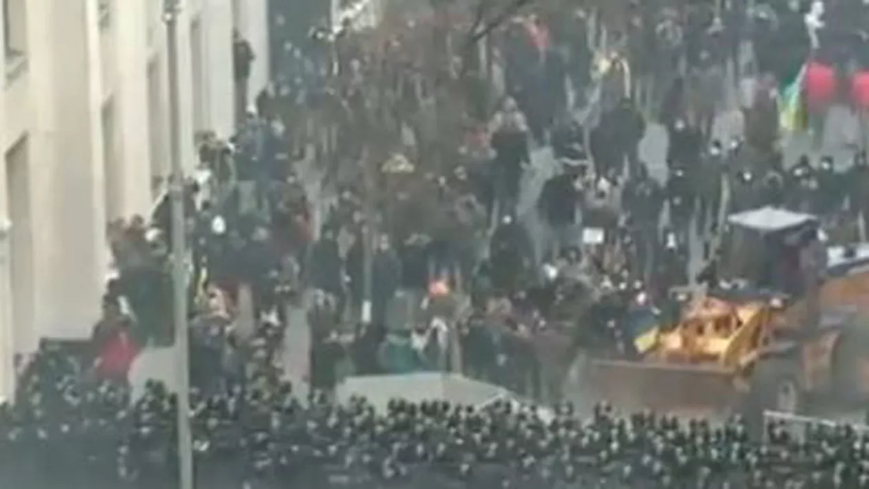Protestele continuă în Kiev: Peste 1.000 de persoane blochează accesul în sediul Guvernului