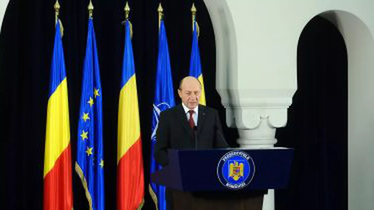 Președintele Traian Băsescu a decorat mai mulți militari, la propunerea ministrului Mircea Dușa