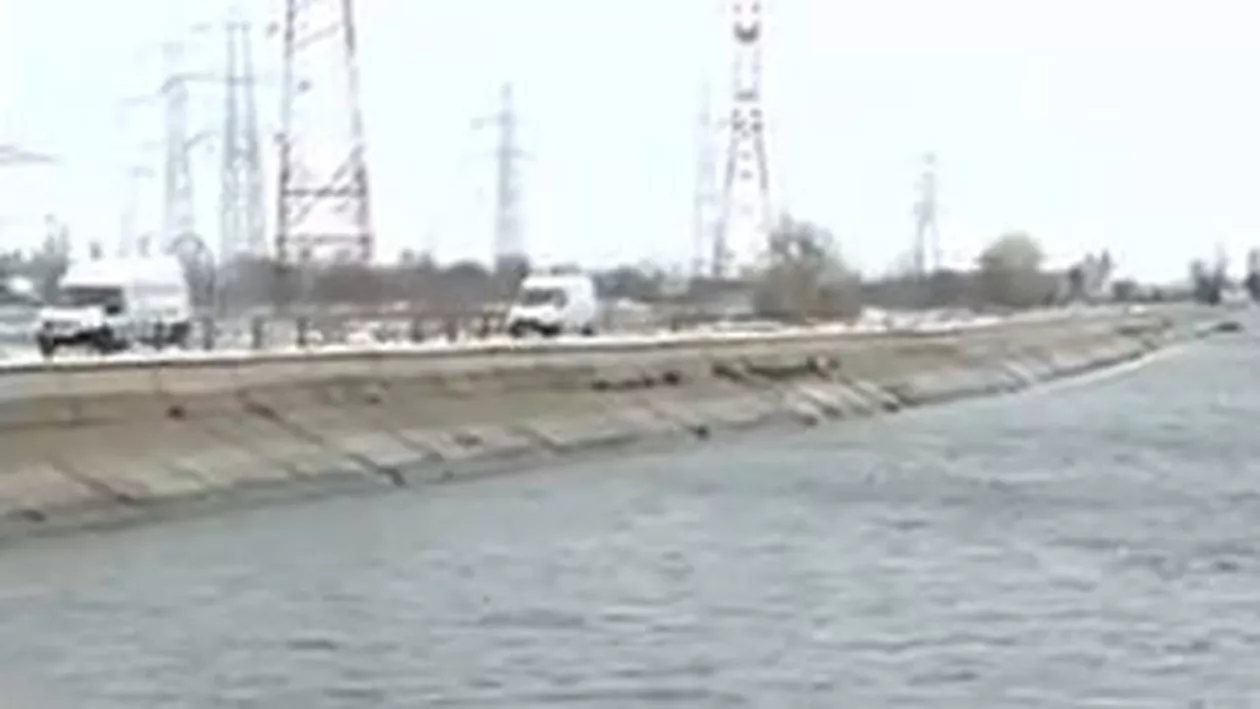 Un tir a căzut în râul Dâmbovița: Șoferul, blocat în cabină, este conștient și nevătămat